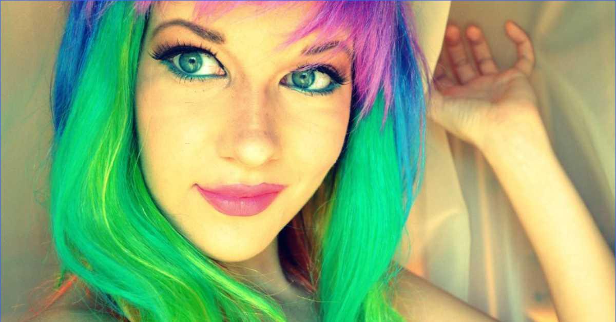 Чувиха с разноцветными волосами надела сексуальное белье
