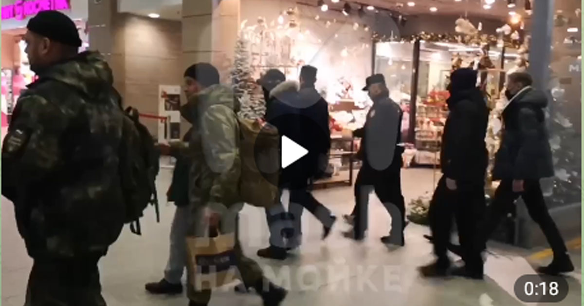 Сжегшего российский паспорт певца Шарлота в аэропорту встретил наряд полиции