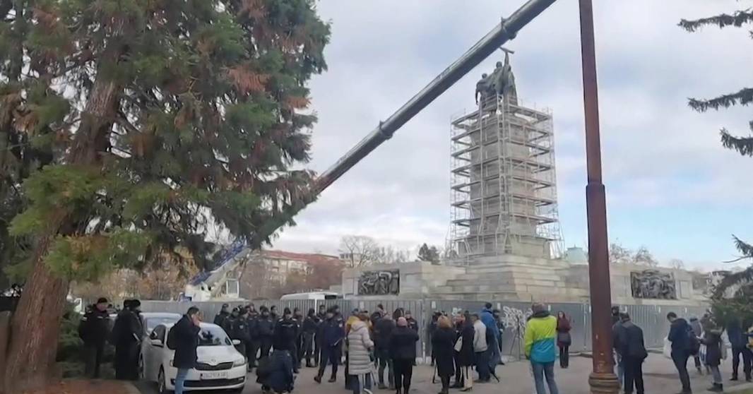 В Софии начали демонтировать памятник Советской армии