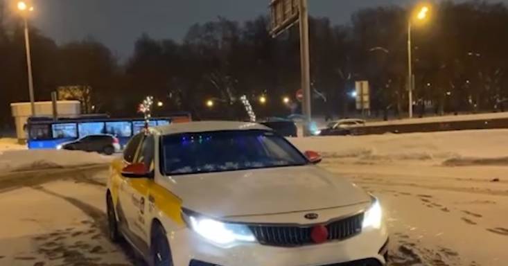 Такси с рогами оленя и гирляндами ездит по Москве