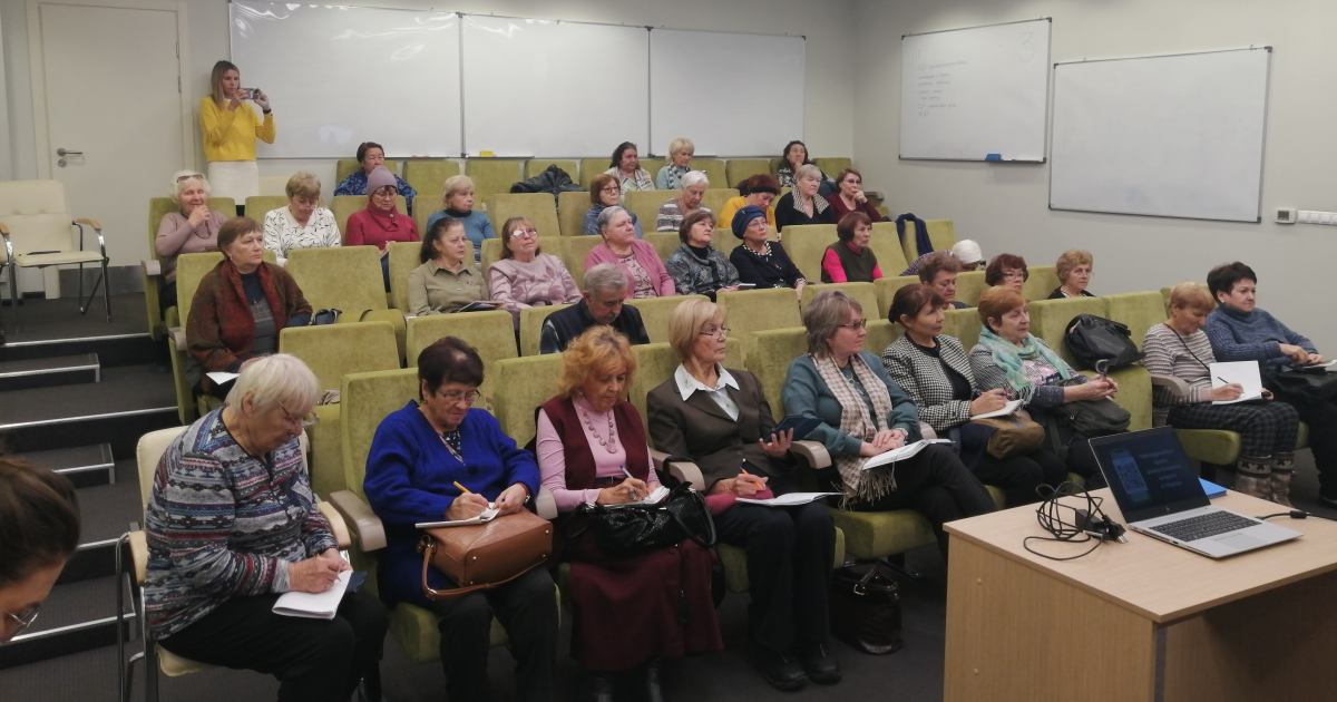 Иркутские пенсионеры продолжают учиться в «Школе активного возраста»