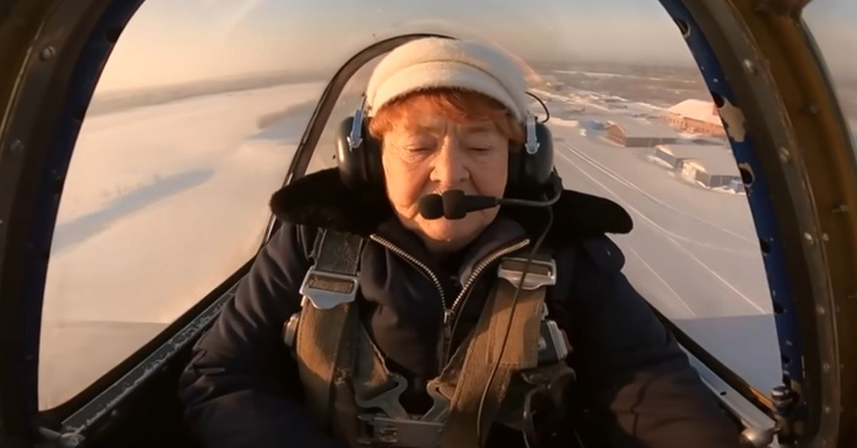 82-летняя спортсменка села за штурвал самолета после перерыва в 40 лет