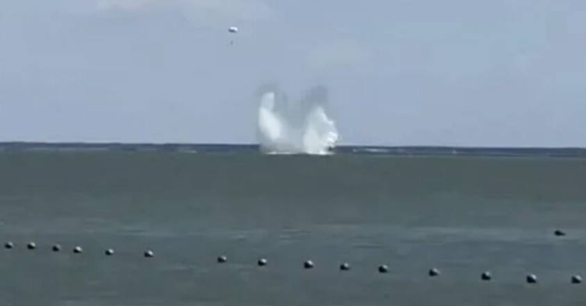 Военный самолет упал в море в Севастополе 
