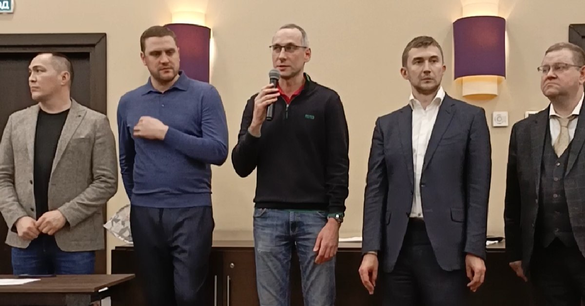 Сергей Карякин (второй справа)с организаторами и партнерами турнира