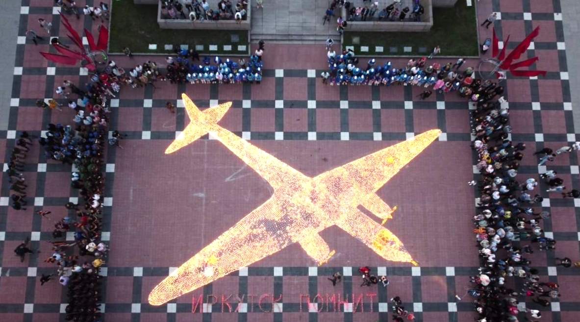 «Огненные картины войны»: молодежь выложила самолёт из свечей