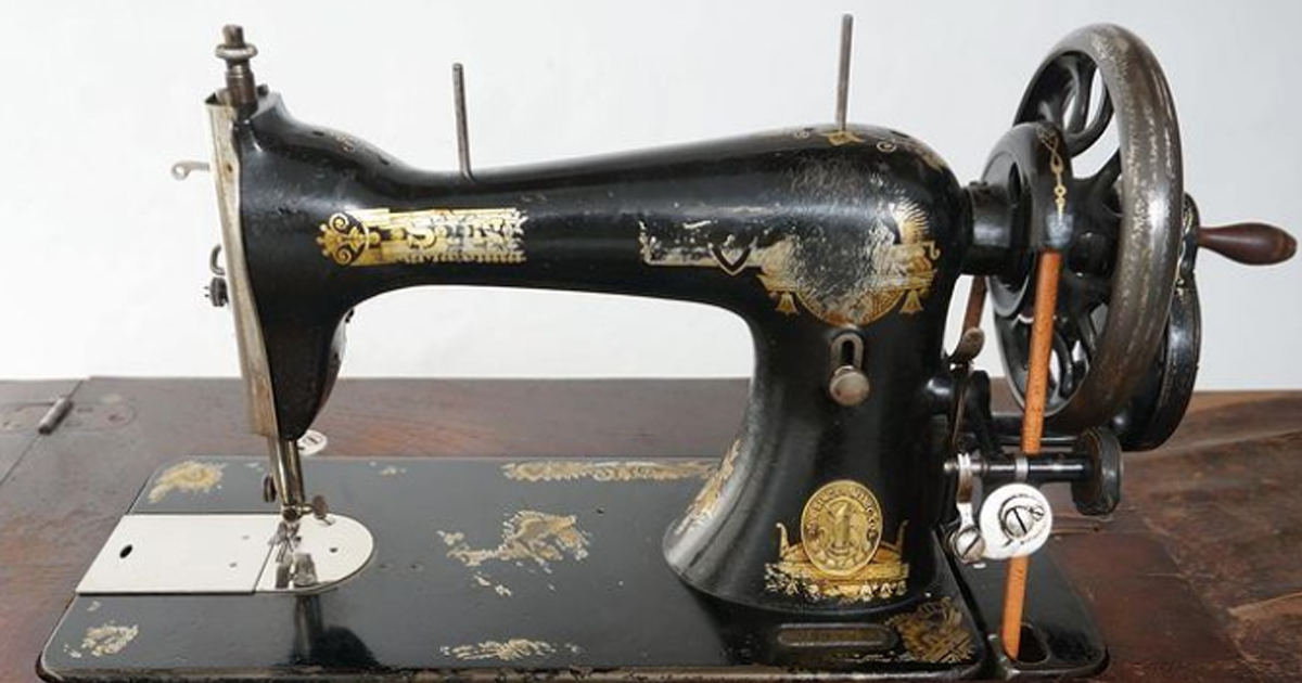 Музею «Тальцы» подарили машинку «Зингер» начала прошлого века