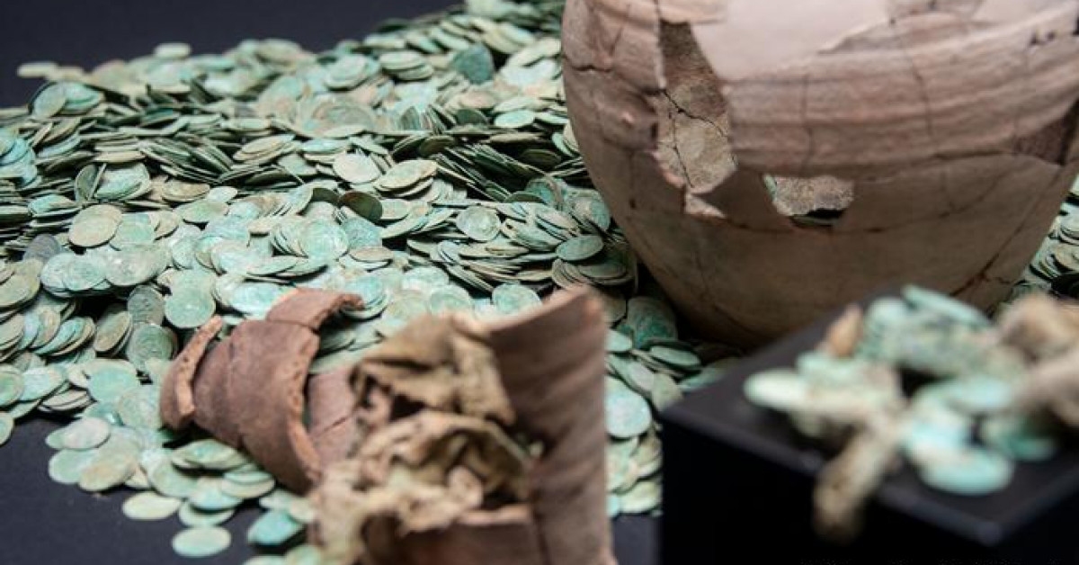 Недавно археологи рассказали о крупной исторической находке: в Германии откопали огромный клад монет XIV века. 