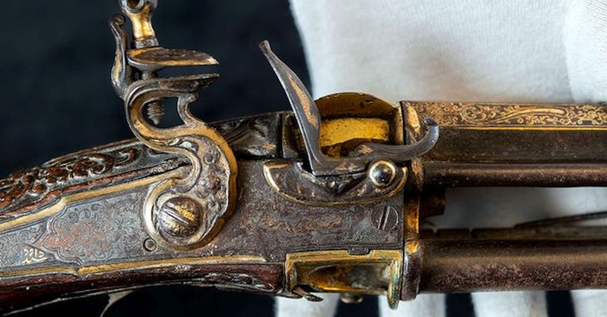 Хранившиеся на чердаке у британцев заржавевшие сабли, мушкет, шкатулку для бетеля и золотой перстень оценили в миллионы фунтов.