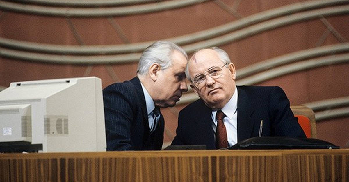 укьянов учился на юрфаке МГУ на одном курсе с Михаилом Горбачевым, и «прошел всю самую длинную ступень карьеры в советском парламенте»