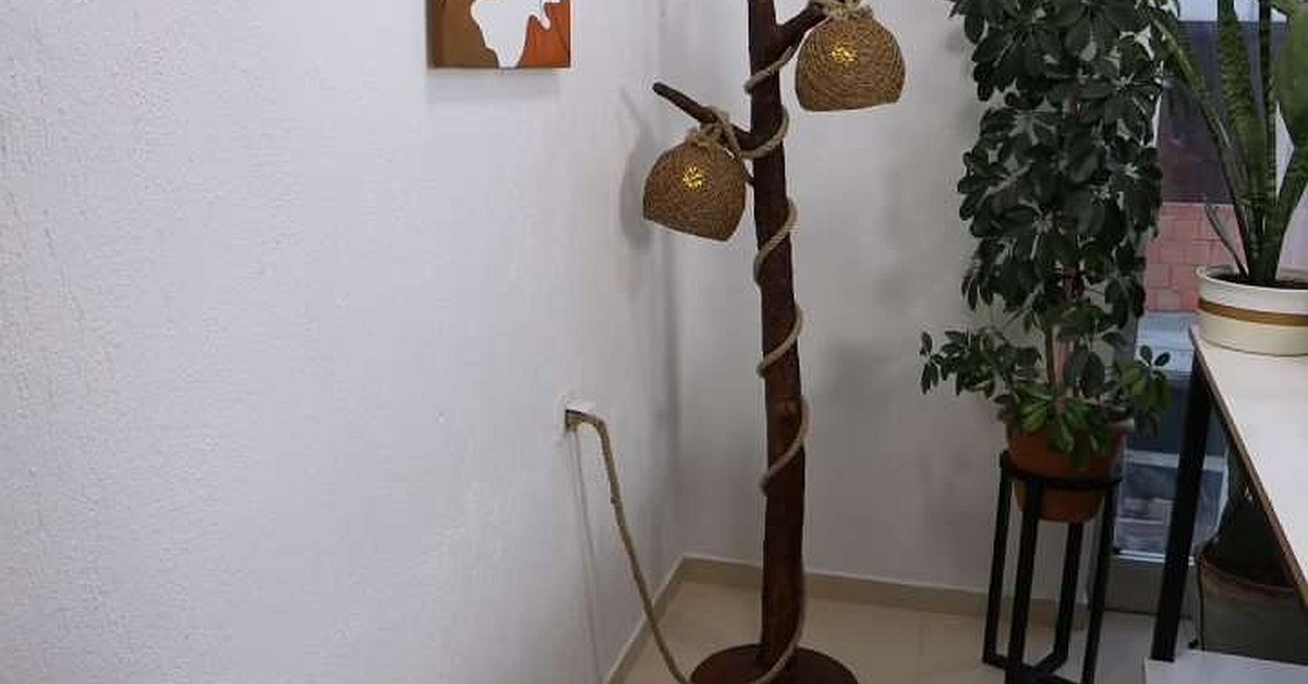 Напольный светильник под дерево из бросового материала