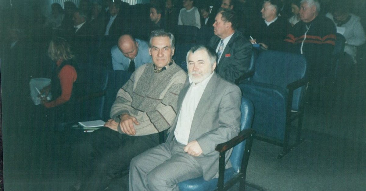 Сергей Плющенков (справа) с Сергеем Корбутом на писательской встрече в Ангарске