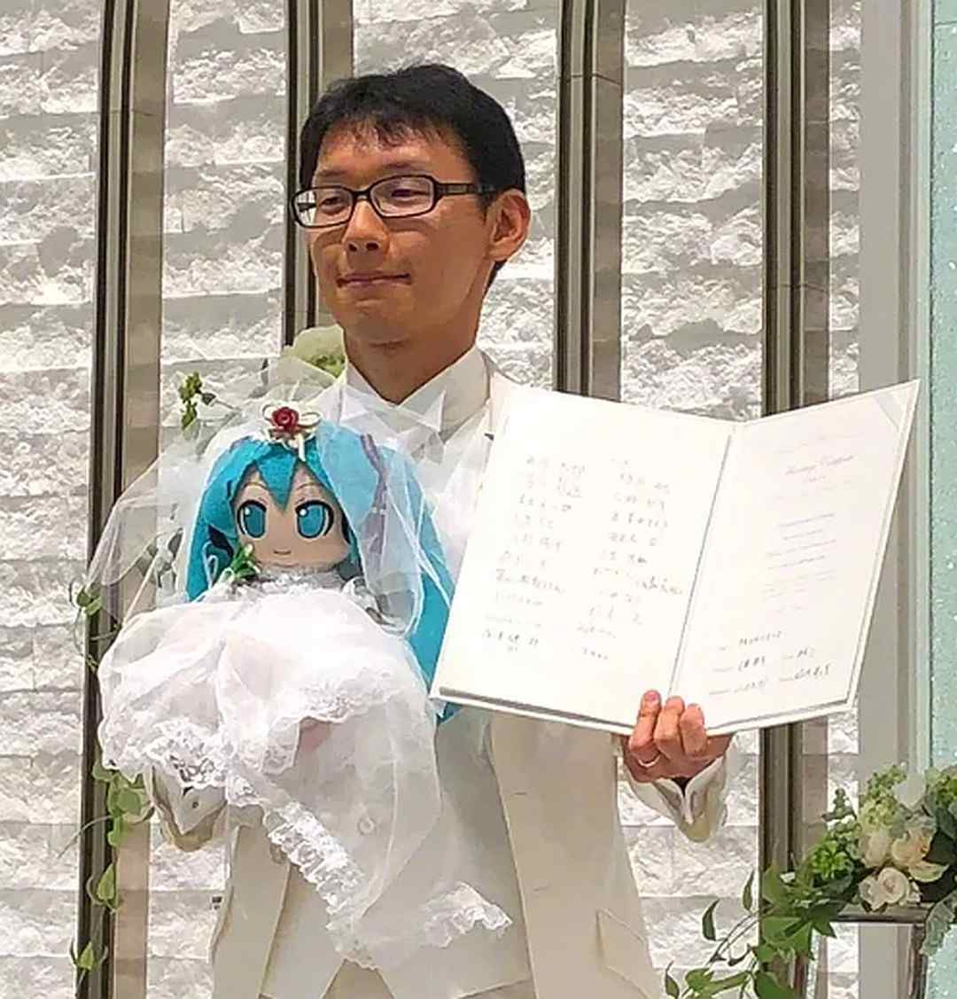 Акихико Кондо в 2018 году (японцу тогда было 35 лет) сыграл в присутствии 40 гостей свадьбу с голубовласой виртуальной певицей Хацунэ Мику