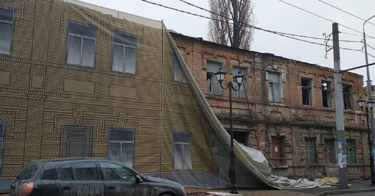 Омские власти замаскировали баннерами недостроенные и аварийные дома перед приездом Путина 