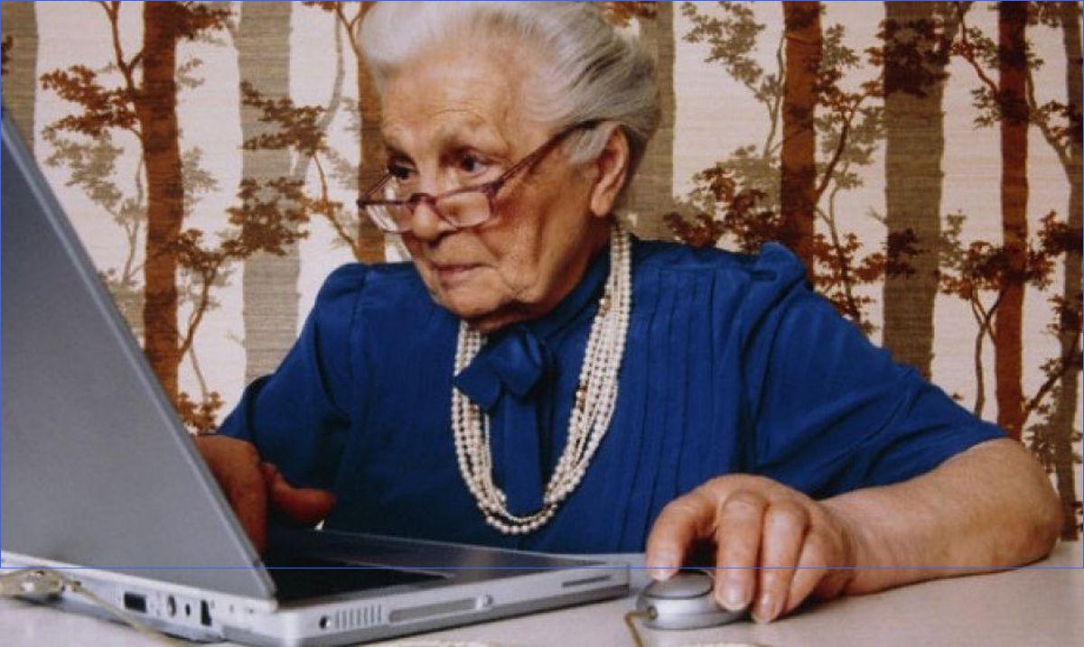 Пенсионерка за компьютером