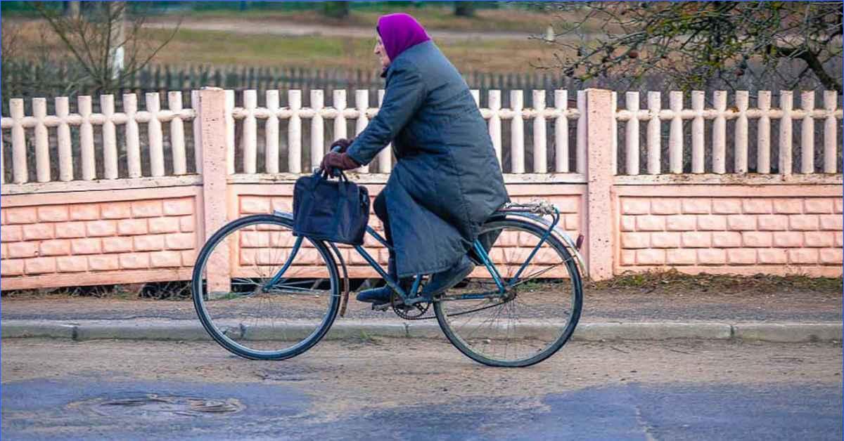 Толстая тетка на велосипеде