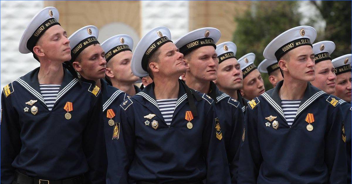 Военно морские курсанты. Форма матроса ВМФ. Парадная форма матроса ВМФ России. Курсанты военно морского училища в Санкт-Петербурге.