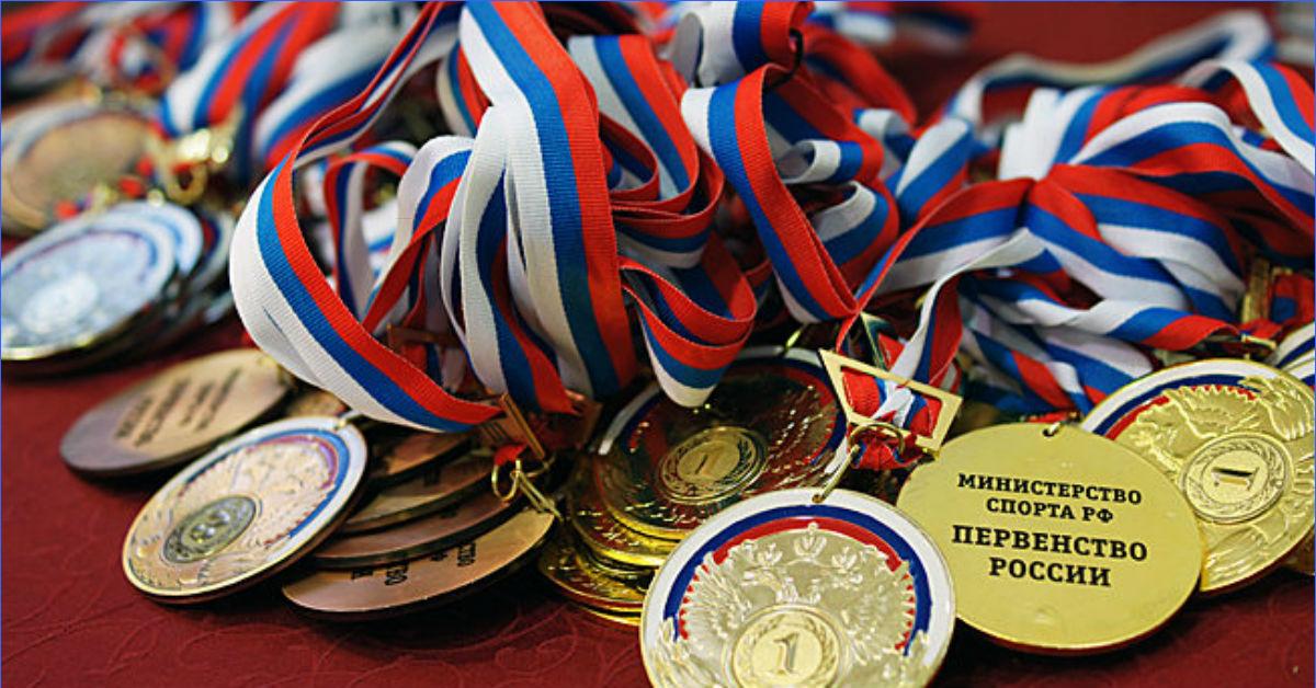 Проект спортивные достижения. Медали спортивные. Спортивные награды. Кубки и медали. Спортсмен с медалью.