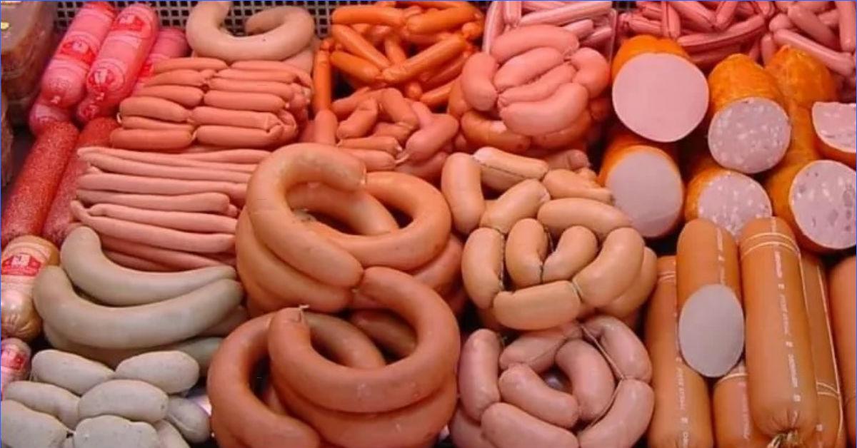 Переработанное мясо. Много колбасы. Колбаса сосиски. Колбасные изделия ассортимент. Много сосисок.