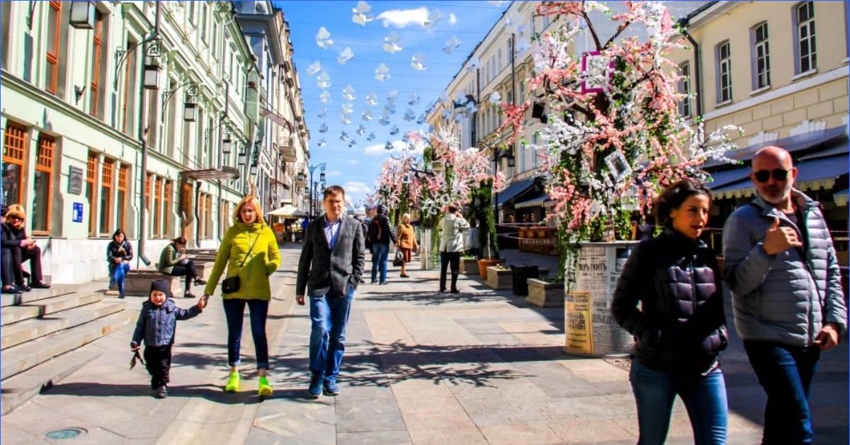 Прогулка по городу. Прогулки по городу. Улицы Москвы весной. Прогулка в городе. Улица Весенняя Москва.