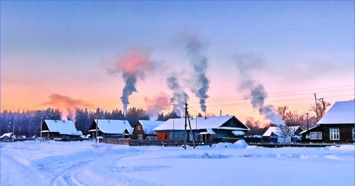 Дым столбом. Деревня Костромской области зима. Зима Мороз деревня. Морозная зима в деревне. Дым из трубы в деревне.