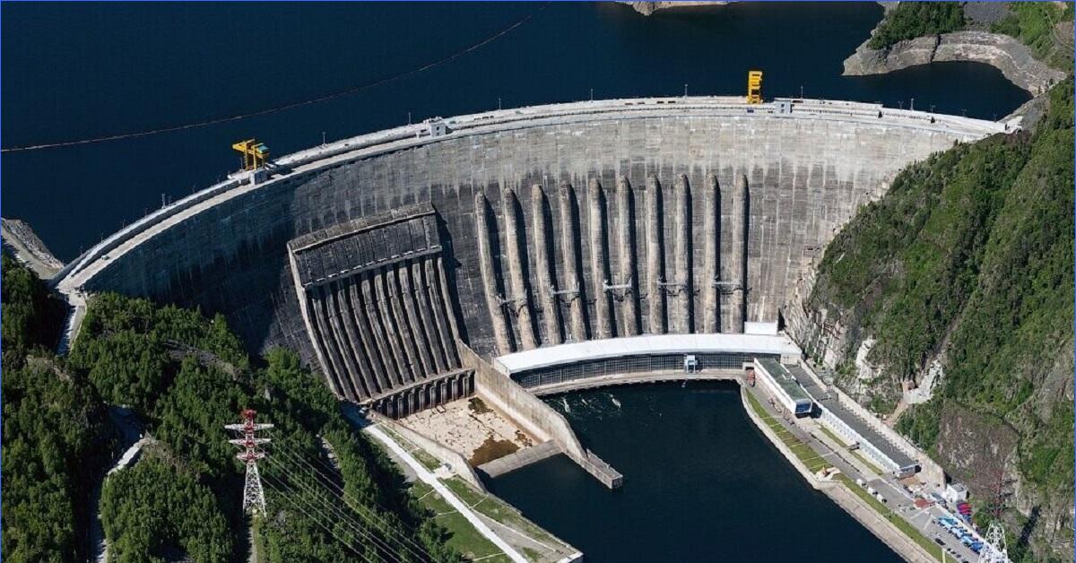 На какой реке крупнейшая гэс. Саяно-Шушенская ГЭС. Плотина Саяно-Шушенской ГЭС. Хакасия ГЭС Шушенская гидроэлектростанция. Саяно Шушенская дамба.