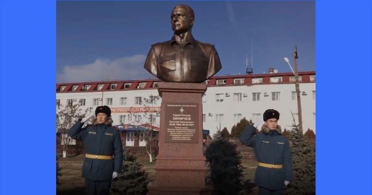 Глав памятники. Памятник Зиничеву в Элисте. Открытие памятника Зиничеву в Элисте. Памятник Евгению Зиничеву. Зиничев памятник.