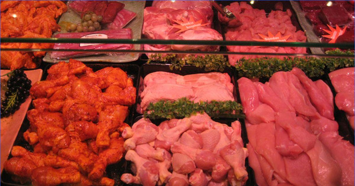 Мясо на прилавке магазина. Мясная витрина выкладка. Выкладка мяса на витрине. Выкладка мяса в магазине. Витрина мясного отдела.