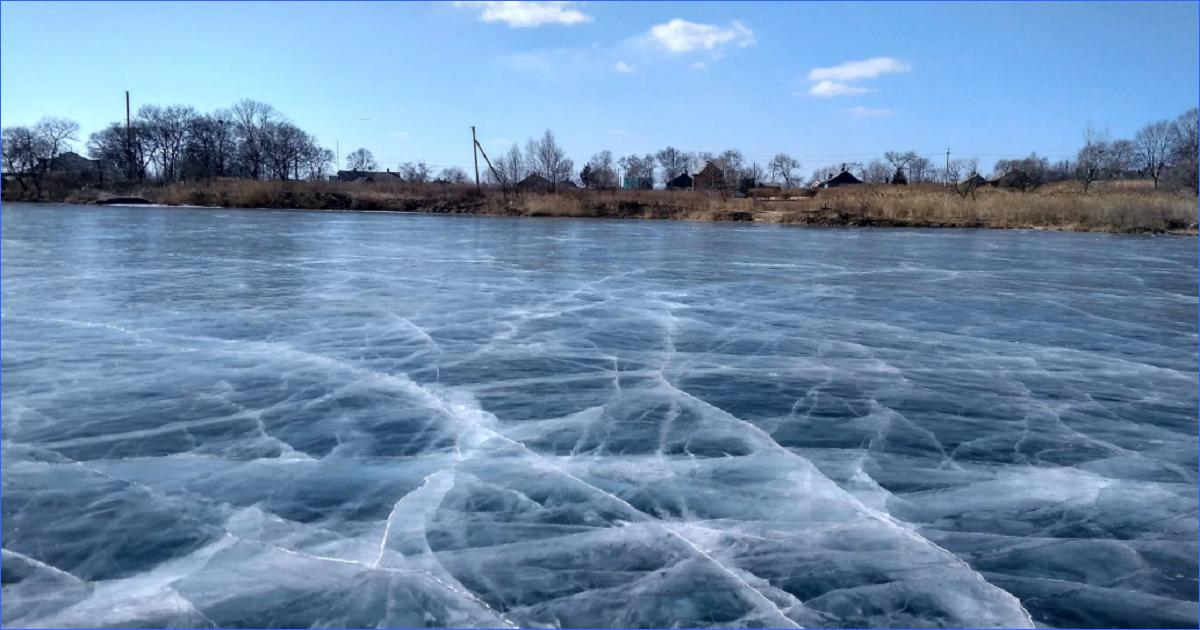 Вода в реке замерзла. Замерзшая река. Лед на реке. Река покрытая льдом. Река подо льдом.