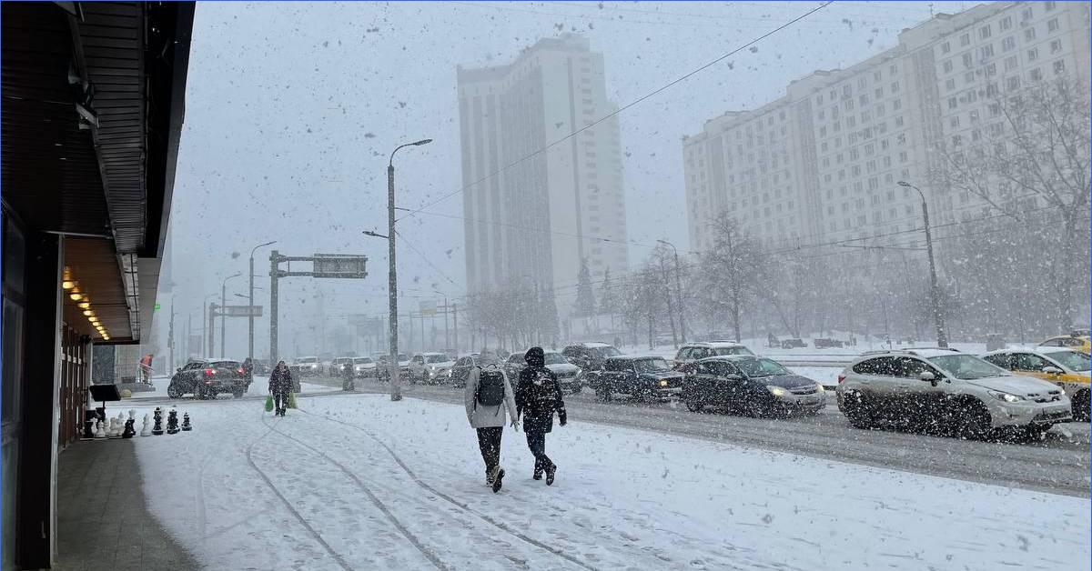 Откуда циклон в москве. Снежный апокалипсис в Москве. Циклон в Москве. Май 2017 снег в Москве.