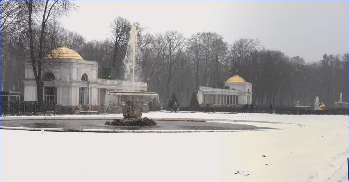 Когда включают фонтаны в москве 2024. Пуск фонтанов в Петергофе. Открытие фонтанов в Петергофе в 2023. Снегопад в Петергофе. Петергоф фонтаны зимой.