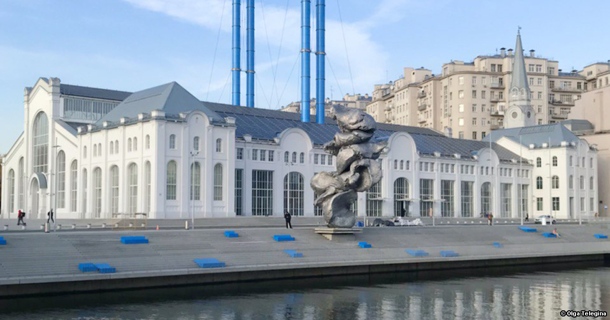 В Москве начали демонтаж скандальной скульптуры «Большая глина № 4»