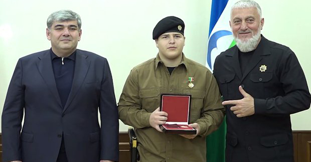 15-летний сын Кадырова пришел на новое награждение с золотым пистолетом. За месяц он получил уже пять орденов и медалей
