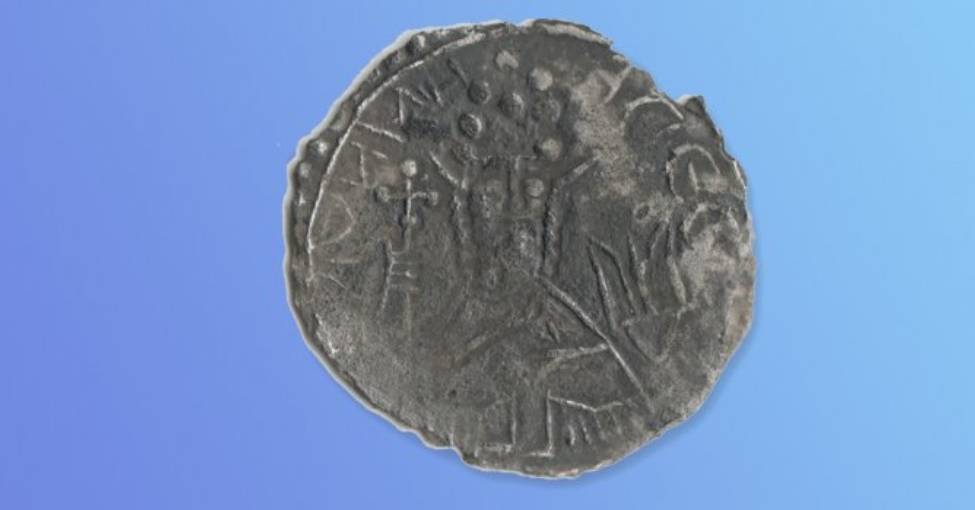 Редчайшую серебряную монету времен Крещения Руси нашли археологи