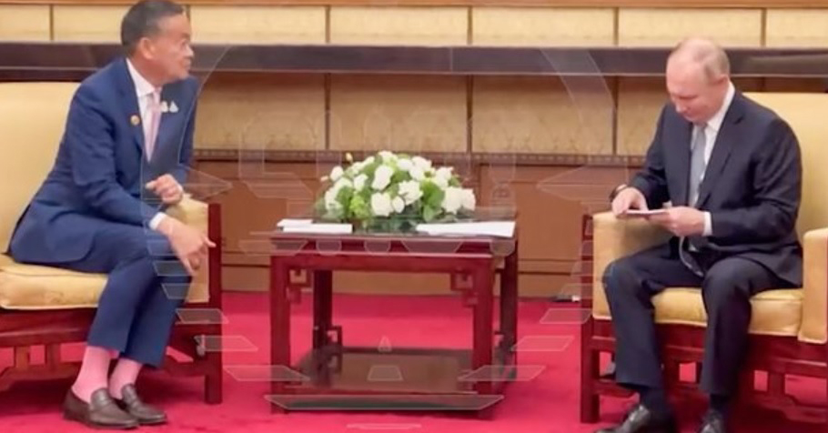 Премьер Таиланда отправился на встречу с Путиным в розовых носках