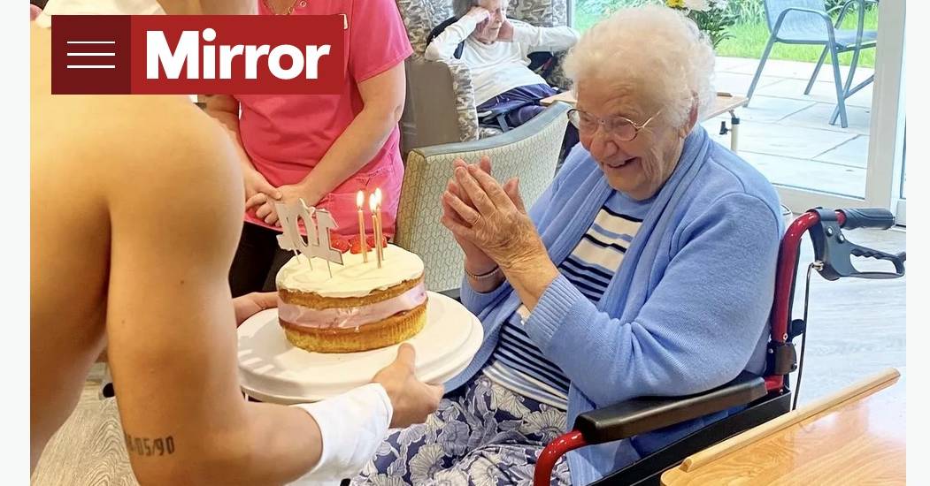 Стриптизер с тортом обрадовал 101-летнюю бабушку