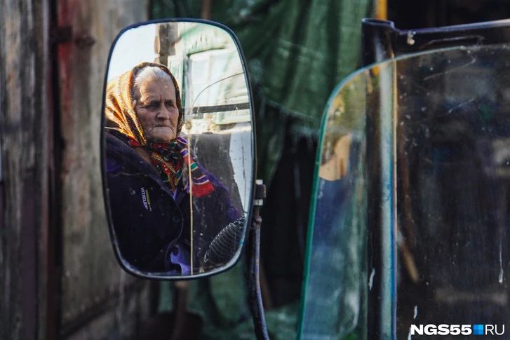 Деревня сгорела, а 81-летняя бабушка осталась в ней жить одна в своей уцелевшей избе