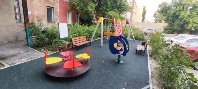Новая детская площадка на Свердлова, 38