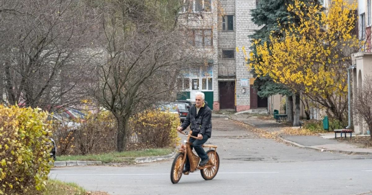 Пенсионер из Беларуси смастерил деревянный велосипед и хочет отправиться на нем до Минска