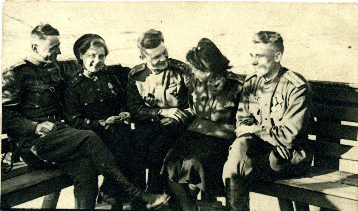 «Веселая пятерка» связистов, 9 Мая 1945 года, г. Раушен (Вера – вторая слева)