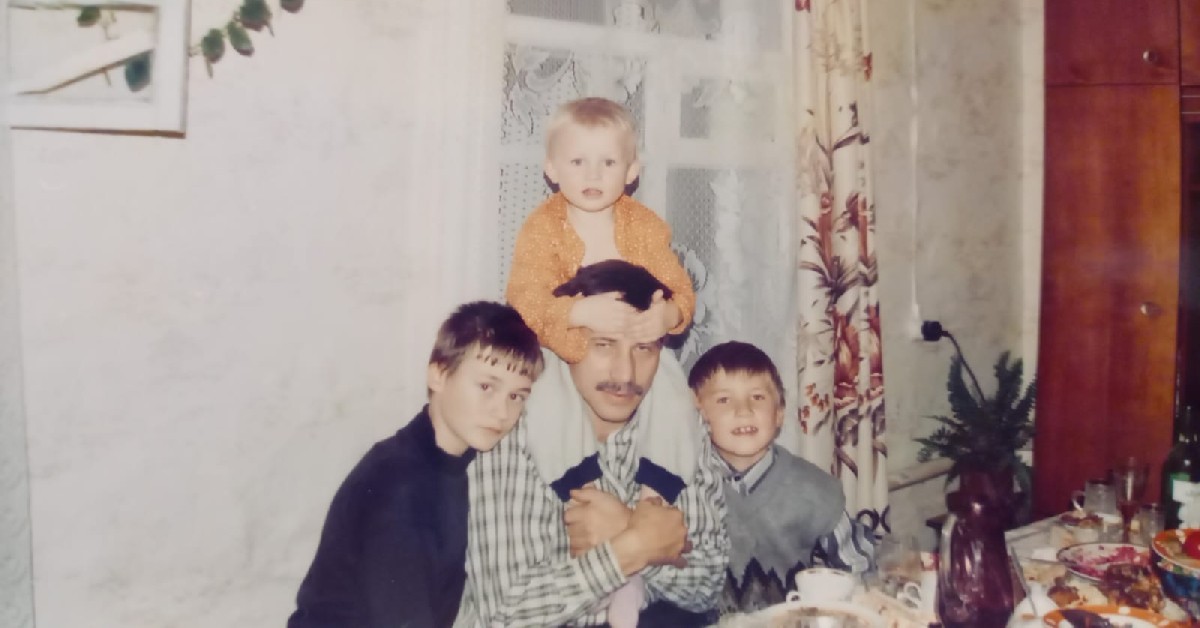 Толя с племянниками – сколько все себя помним, на нем всегда гроздьями висели дети