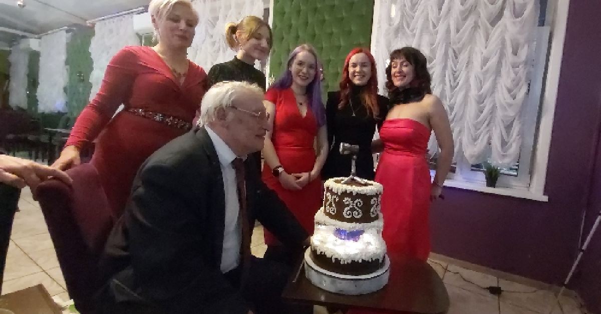 Репортаж у праздничного торта в окружении дочек и внучек ведет юбиляр Дмитрий Киселёв