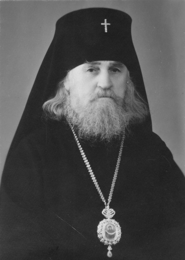 Архиепископ Иркутский и Читинский Палладий сидел в сталинскихла герях и стоял у гроба Сталина