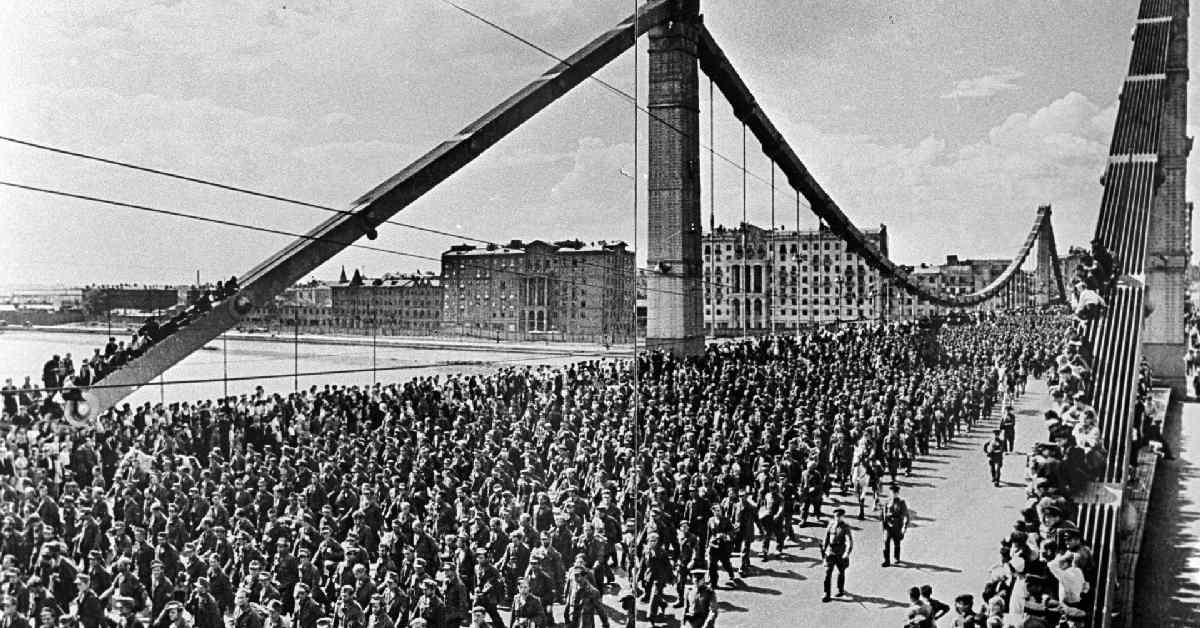 Москва, 17 июля 1944 года. Солдаты и офицеры вермахта, взятые в плен в Белоруссии, проходят по Крымскому мосту