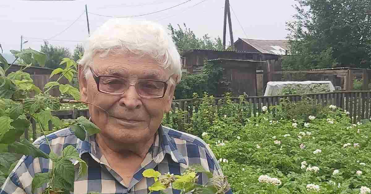 В. Ф. Антипин на фоне еще одного своего произведения – огорода