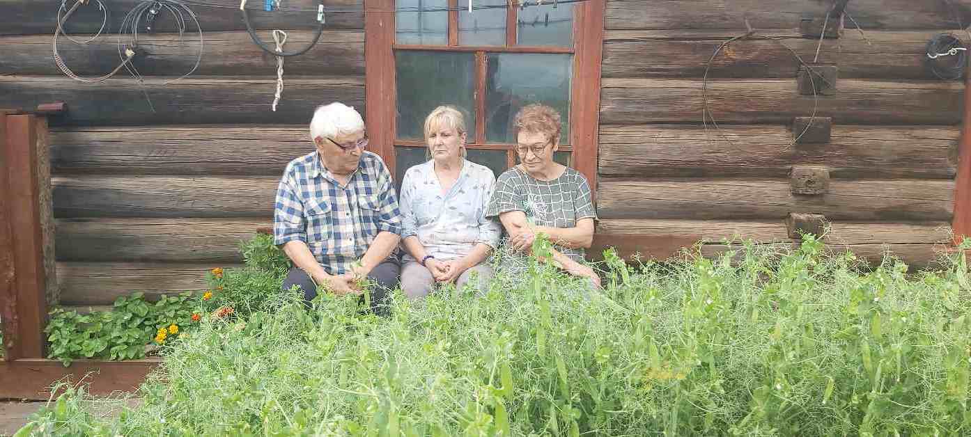 Посиделки на лавочке с дочерью Ириной (слева) и дочерью друга – Еленой Горенской