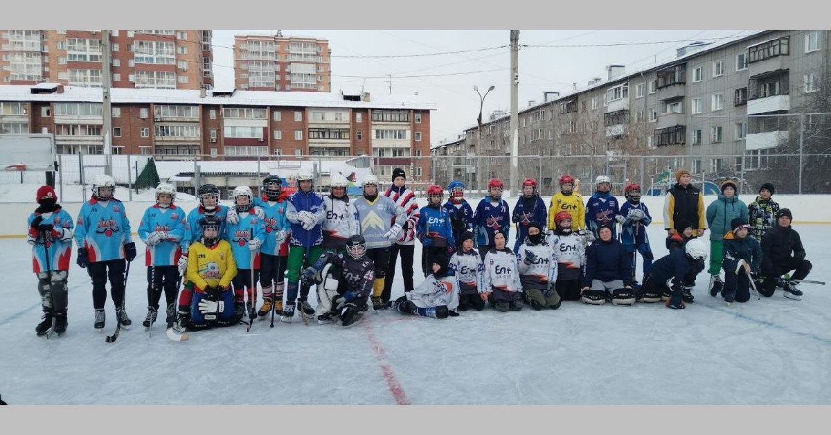 Начались отборочные игры по мини-хоккею с мячом на Кубок мэра среди дворовых команд
