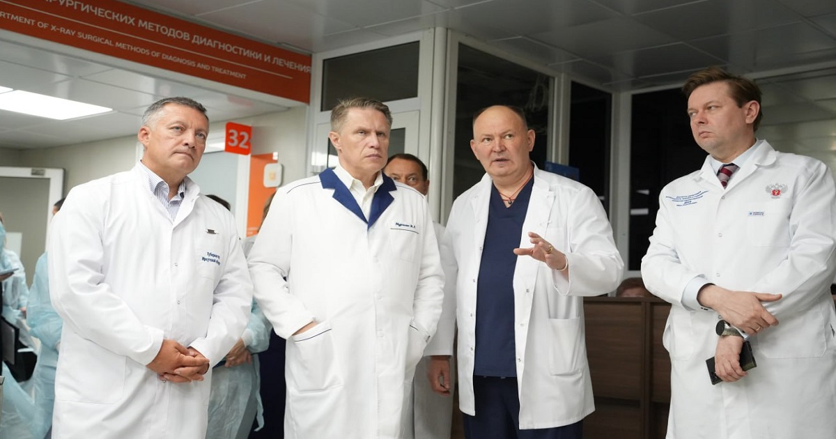 Михаил Мурашко посетил детскую больницу в Иркутске и оценил ее технические возможности