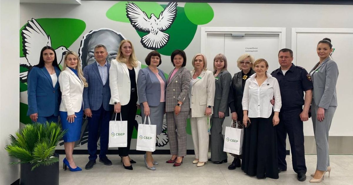Оформление обновлённого офиса Сбера в Черемхово посвящено автору пьесы «Любовь и голуби» Владимиру Гуркину