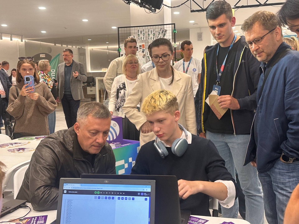 На Форуме работающей молодёжи в Иркутске участники знакомились с работодателями и выбирали профессию