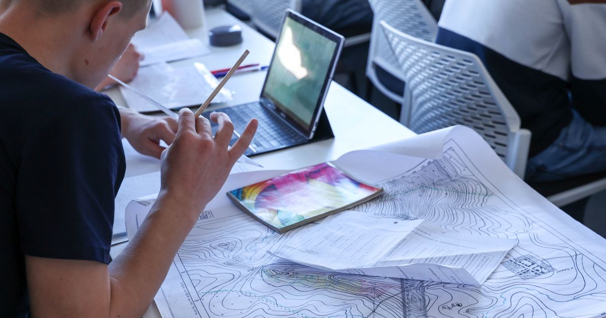 Руководители АО «Труд» посмотрели, как готовят специалистов для дорожной отрасти в иркутском СКТиС